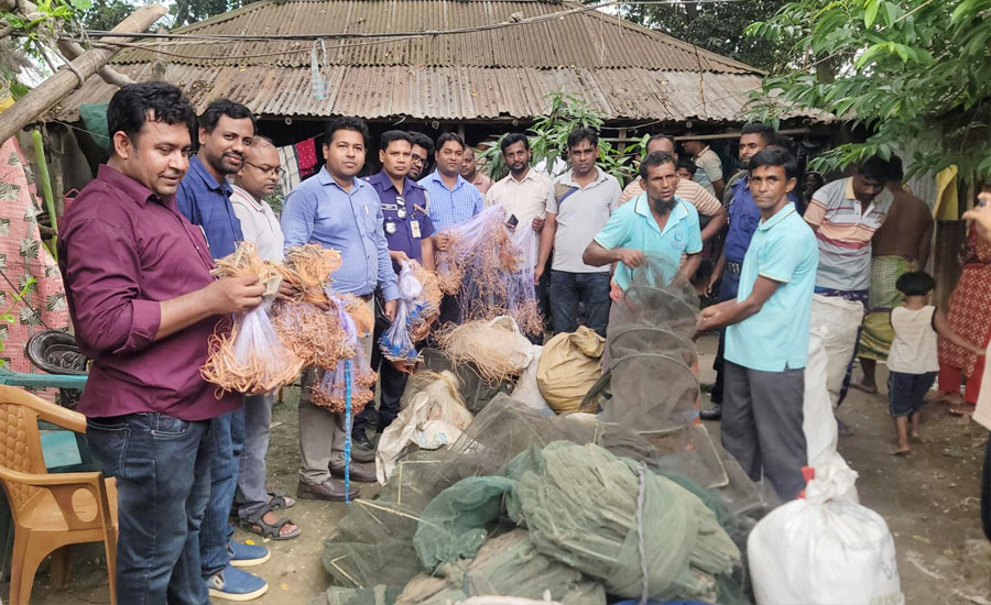 সিংড়ায় ২০ লক্ষাধিক টাকার চায়না দুয়ারি জাল পুড়িয়ে ধ্বংস