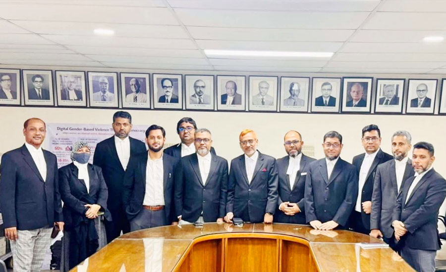 পদত্যাগকারী ডেপুটি ও সহকারী অ্যাটর্নি জেনারেলরা । (ছবি: সংগৃহীত) 
