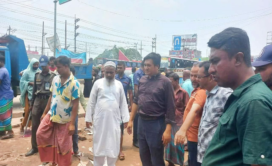 ভালুকা বাসস্ট্যান্ড এলাকায় অবৈধ দখল উচ্ছেদে পৌরসভার অভিযান