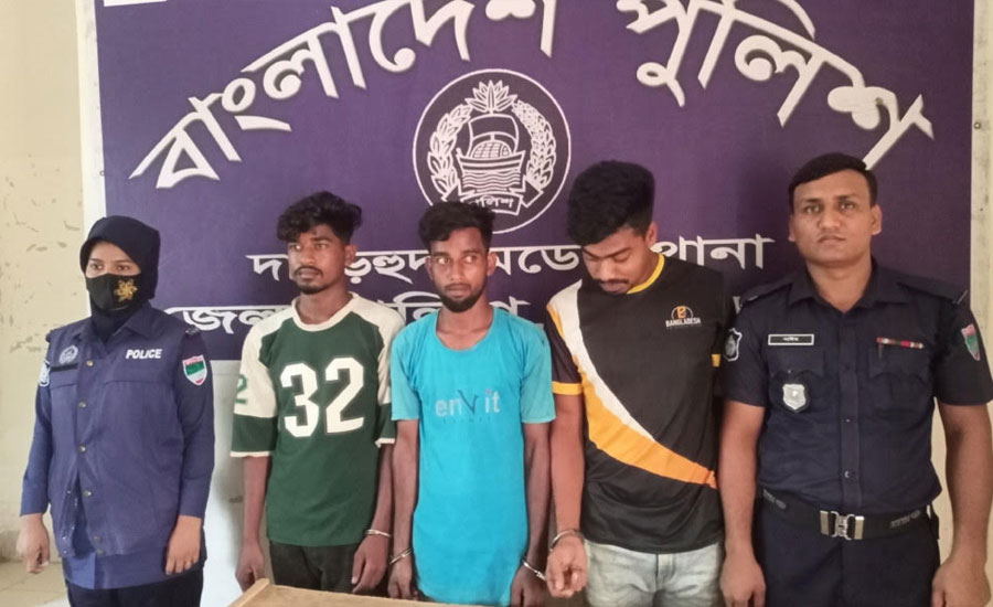 দামুড়হুদায় অবৈধভাবে মাটি কেটে ইটভাটায় বিক্রির দায়ে ট্রাক্টরসহ আটক ৩
