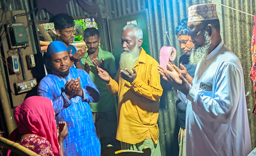 ফুলবাড়ী আশ্রয়ন প্রকল্পে শয্যাশায়ী নারীর পাশে জামায়াত, আর্থিক সহায়তা প্রদান