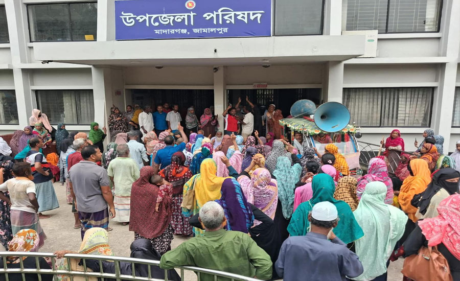মাদারগঞ্জে আমানত ফেরত আন্দোলনে উপজেলা পরিষদ অচল, সেবা বন্ধ