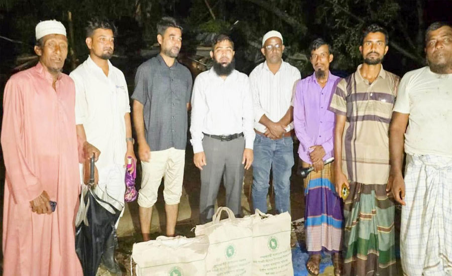 ডেপুটি স্পিকারের নির্দেশনায় ঝড়ে ক্ষতিগ্রস্ত পরিবারে খাবার বিতরণ