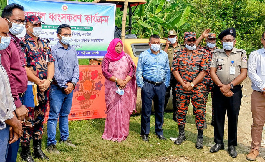 পত্নীতলায়  অযোগ্য পণ্য ধংস করলো কাস্টমস 