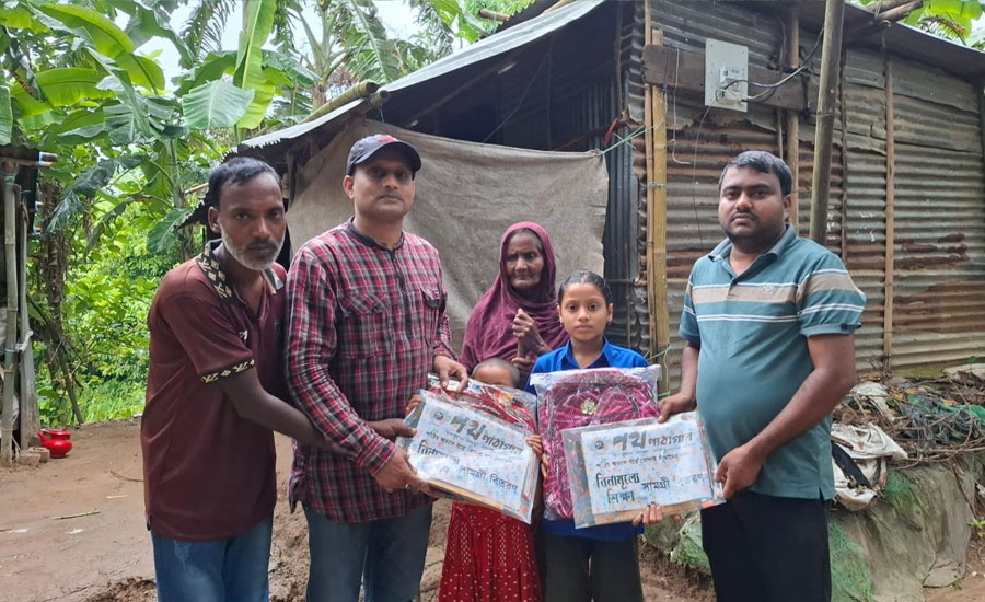 পথ পাঠাগারের পক্ষ থেকে শিক্ষা সামগ্রী পেল হতদরিদ্র পরিবারের ২ শিক্ষার্থী