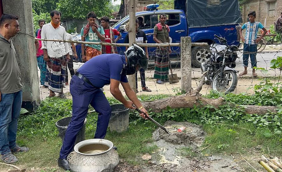 দামুড়হুদায় মৎস্য অবতরণকেন্দ্রের সামনে বোমাসদৃশ বস্তু উদ্ধার