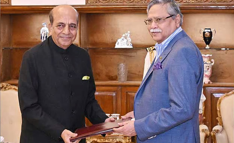 রাষ্ট্রপতির হাতে পরিচয়পত্র তুলে দিয়ে দীনেশ ত্রিবেদীর ‘মিশন’ শুরু