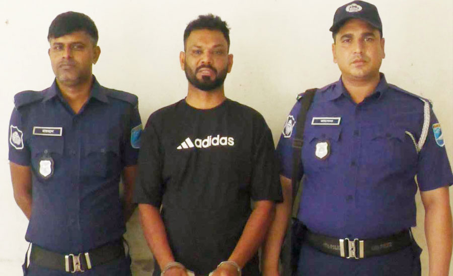 পুলিশের হাতে জাহিদুল ইসলাম। ছবি: সংগৃহীত