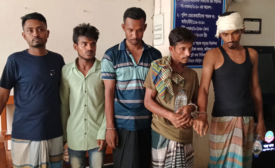গাছায় পিকআপসহ ৫ ডাকাত গ্রেপ্তার, দেশীয় অস্ত্র উদ্ধার