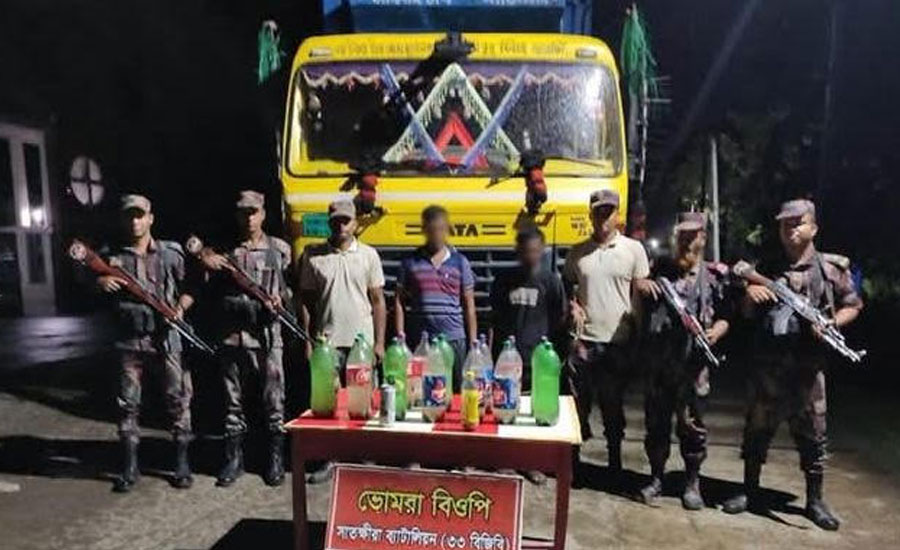 সাতক্ষীরা সীমান্তে বিজিবির বিশেষ অভিযান: তিন পাচারকারীসহ প্রায় কোটি টাকার মালামাল জব্দ