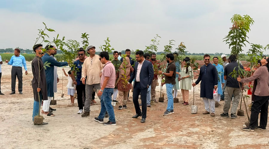 প্রবাসী পল্লীতে দুই হাজার বৃক্ষরোপণ প্রথম আলো বন্ধুসভার 