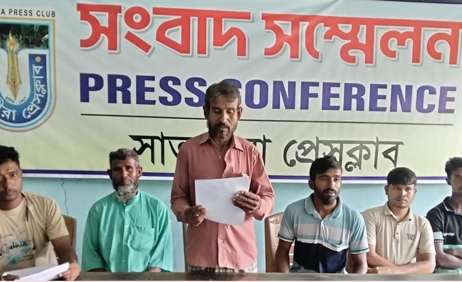 সাতক্ষীরায় নিজের স্ত্রী-সন্তানের অত্যাচার-নির্যাতন থেকে রক্ষা পেতে অসহায় এক দিনমজুরের সংবাদ সম্মেলন