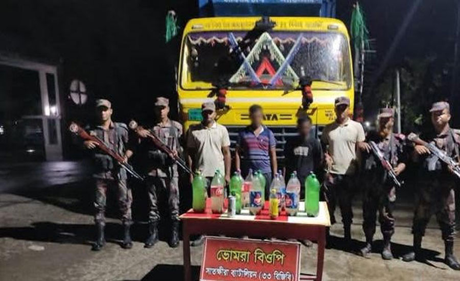 সাতক্ষীরা সীমান্তে  তিন পাচারকারীসহ প্রায় কোটি টাকার মালামাল জব্দ