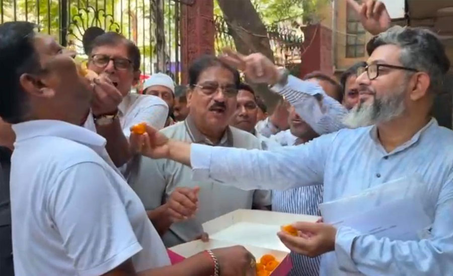 বাংলাদেশিদের জন্য ভিসা চালুর খবরে কলকাতার ব্যবসায়ীদের মিষ্টি বিতরণ