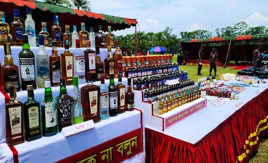 সাতক্ষীরায় বিপুল পরিমাণ মাদক ধ্বংস ও ১২৬ কোটি টাকার অবৈধ পণ্য জব্দ, ৪৮ জন চোরাকারবাড়ী আটক 