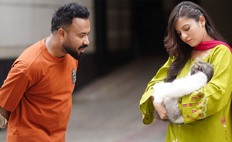 পলাশের সঙ্গে নজর কাড়লেন, কে এই তরুণী?