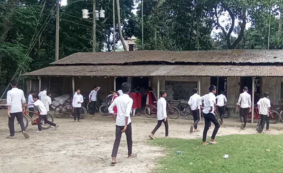 শ্রেণিকক্ষ সংকটে ভাংগা চোরা টিনের ঘরে পাঠদান, দুর্ভোগে কাটীপাড়া মাধ্যমিক বিদ্যালয়ের শিক্ষার্থীরা