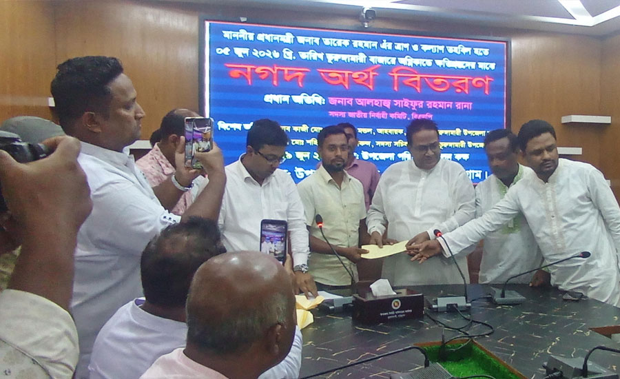 ভূরুঙ্গামারীতে অগ্নিকাণ্ডে ক্ষতিগ্রস্ত ব্যবসায়ীরা পেলেন প্রধানমন্ত্রীর ত্রাণ তহবিলের সহায়তা