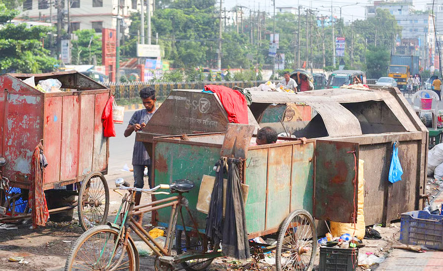 হাত বদলে ময়লা থেকেই কোটি টাকার বাণিজ্য!