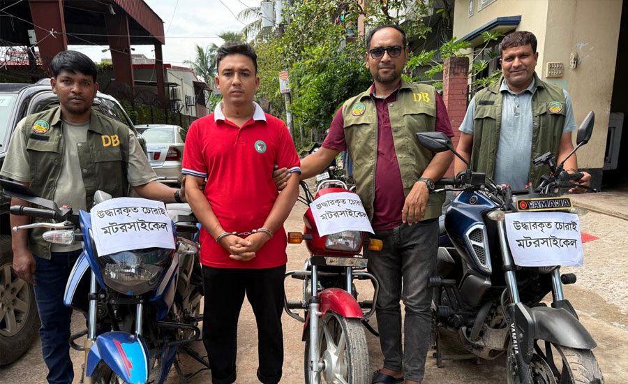 গাজীপুরে ভুয়া সরকারি কর্মকর্তা গ্রেপ্তার: ৩টি চোরাই মোটরসাইকেল ও পুলিশের সরঞ্জাম উদ্ধার