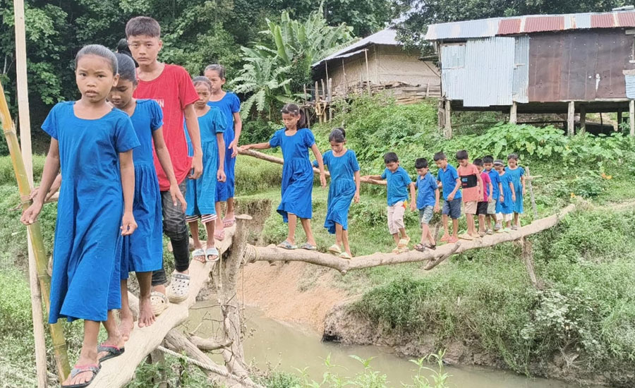 বাঁশের সাঁকো পেরিয়ে স্কুলে শতাধিক শিক্ষার্থী