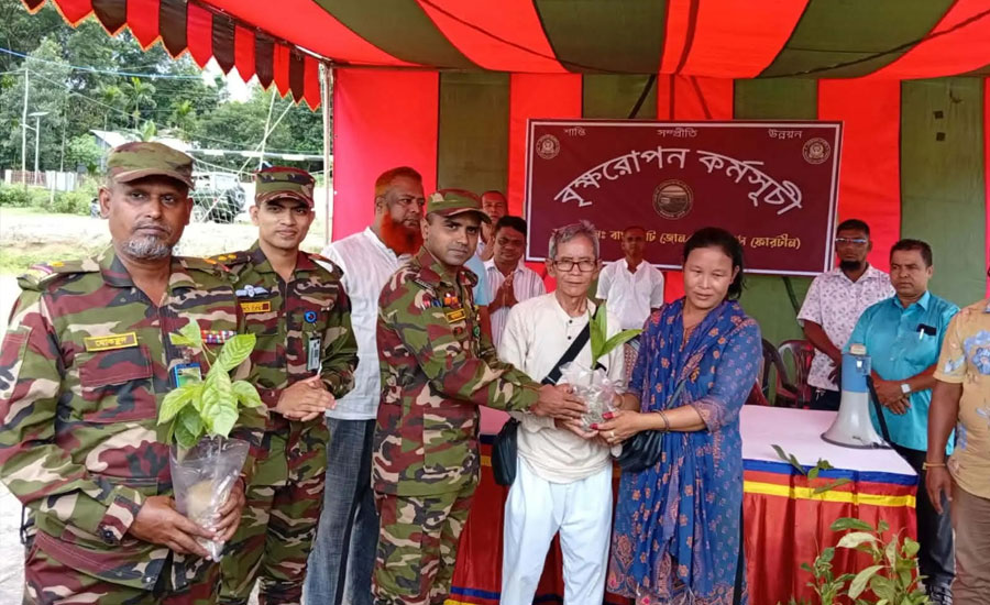 সাজেকে সেনাবাহিনীর কতৃর্ক স্থানীয়দের মাঝে গাছের চারা বিতরণ