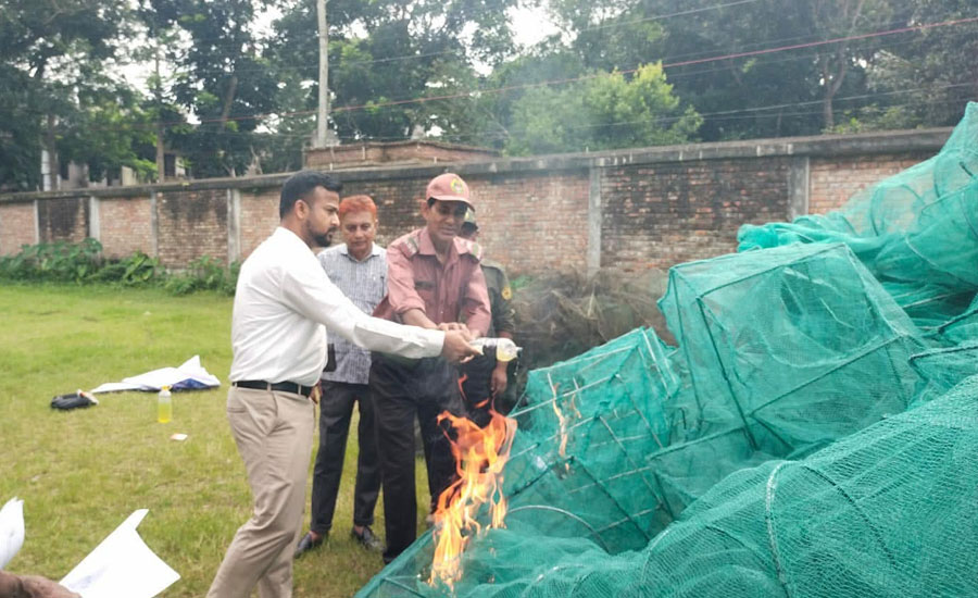 মাধবপুরে ৮ লাখ টাকার অবৈধ চায়না দুয়ারি জাল পুড়িয়ে বিনষ্ট