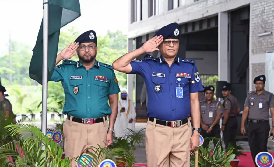 নতুন পোশাকে নেমেছে পুলিশ