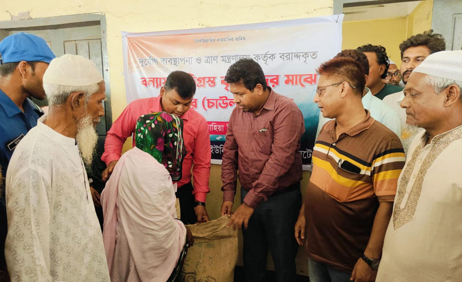 সিংড়ায় বন্যায় ক্ষতিগ্রস্ত ৬৮৬ কৃষকের মাঝে ৩০ কেজি করে চাল বিতরণ