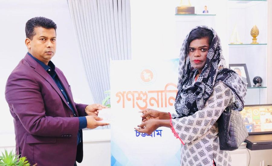 ‘বাবাকে বাঁচান, পড়াশোনা বন্ধ হয়ে যাবে,ওষুধ কেনার টাকাও নেই’—একদিনে অসহায় মানুষের কান্না শুনলেন চট্টগ্রামের ডিসি