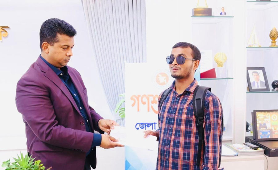 ‘বাবাকে বাঁচান, পড়াশোনা বন্ধ হয়ে যাবে,ওষুধ কেনার টাকাও নেই’—একদিনে অসহায় মানুষের কান্না শুনলেন চট্টগ্রামের ডিসি