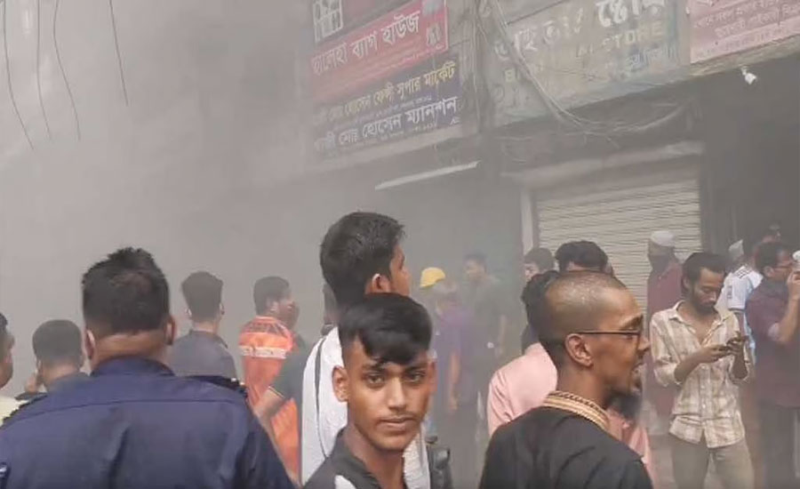 চকবাজারের খাজা মার্কেটে ভয়াবহ আগুন, নিয়ন্ত্রণে ফায়ার সার্ভিসের ৬ ইউনিট