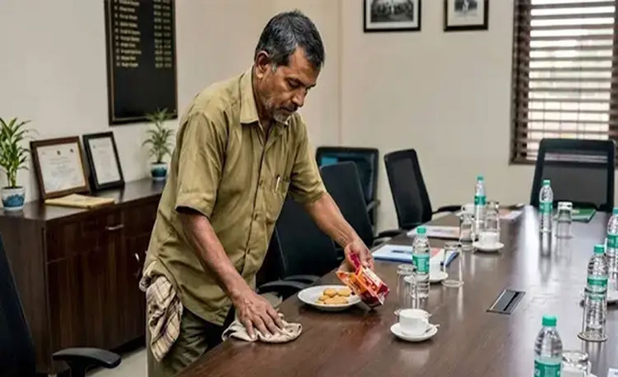 অফিসে বেঁচে যাওয়া চা-বিস্কুট নেওয়ায় ১৭ বছরের চাকরি হারালেন পিয়ন