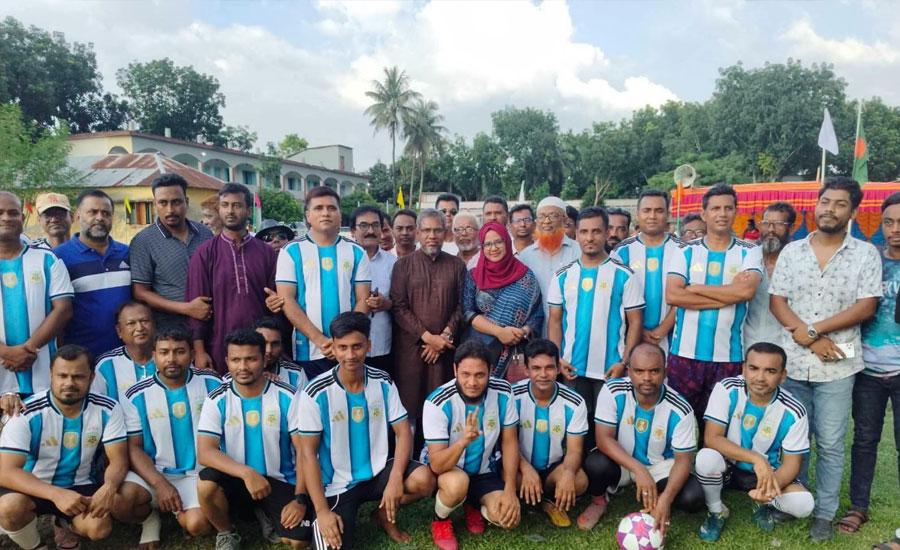 নাটোরের বড়াইগ্রামে বিশ্বকাপের আমেজে আর্জেন্টিনা-ব্রাজিল সমর্থকদের প্রীতি ফুটবল ম্যাচ