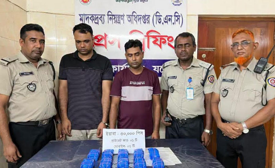 যশোরে প্রাইভেট কারের গোপন চেম্বার থেকে ৩০ হাজার ইয়াবা উদ্ধার আটক দুই 