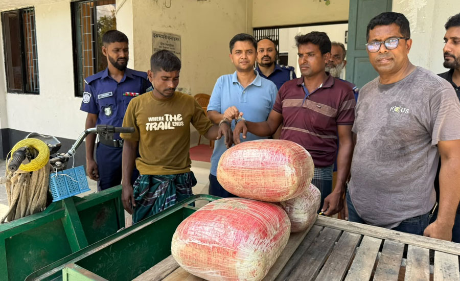 ভ্যানের সিটের নিচে ১৪ কেজি ভারতীয় গাঁজা, আটক ২