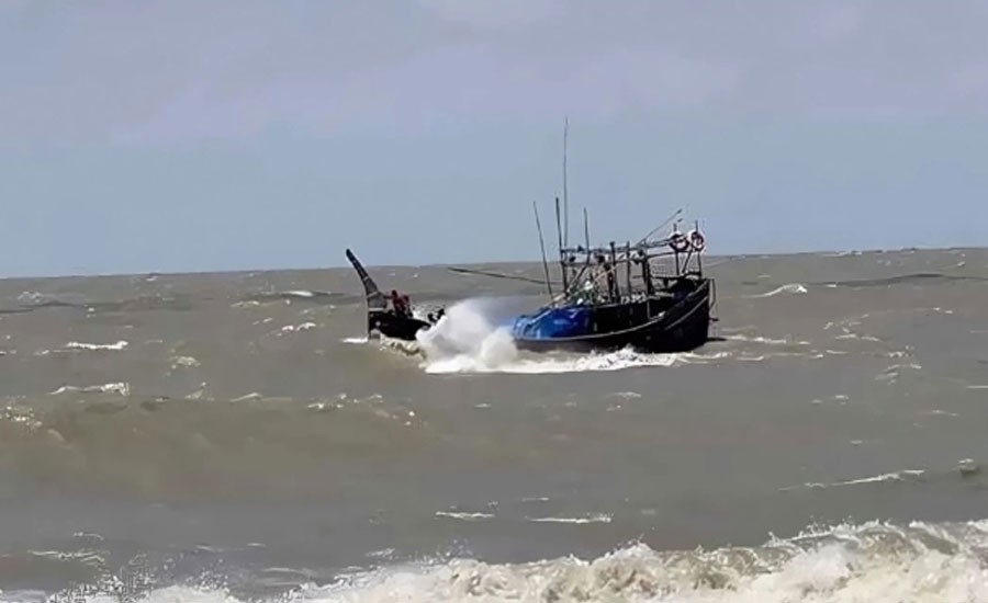 বঙ্গোপসাগরে মাছ আহরণে গিয়ে ট্রলার ডুবি ৫ জন জেলে উদ্ধার ও ৬ জন নিখোঁজ