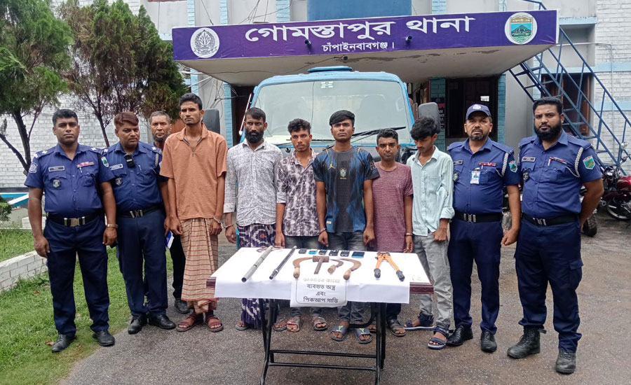 গোমস্তাপুরে অস্ত্রসহ আন্তঃজেলা ডাকাত দলের ৬ সদস্য গ্রেফতার, পিকআপ ও দেশীয় অস্ত্র জব্দ