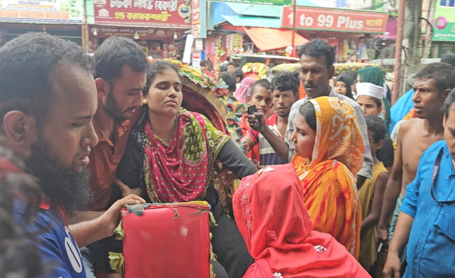 মাথা ঘোরা, পেটে ব্যথা ও বমির উপসর্গ; কারণ নিয়ে নীরব কর্তৃপক্ষ, তদন্তের দাবি শ্রমিকদের