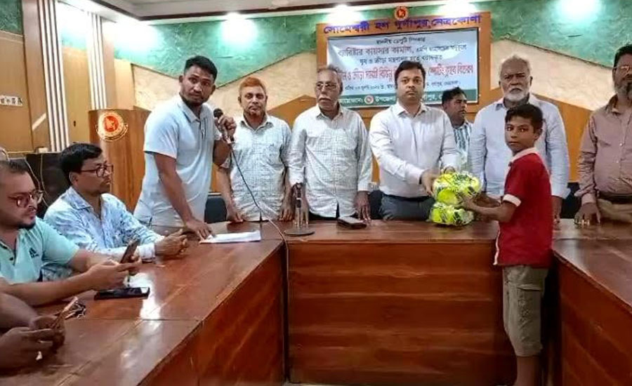 ডেপুটি স্পীকারের উদ্যেগে ক্রীড়া সামগ্রী বিতরণ