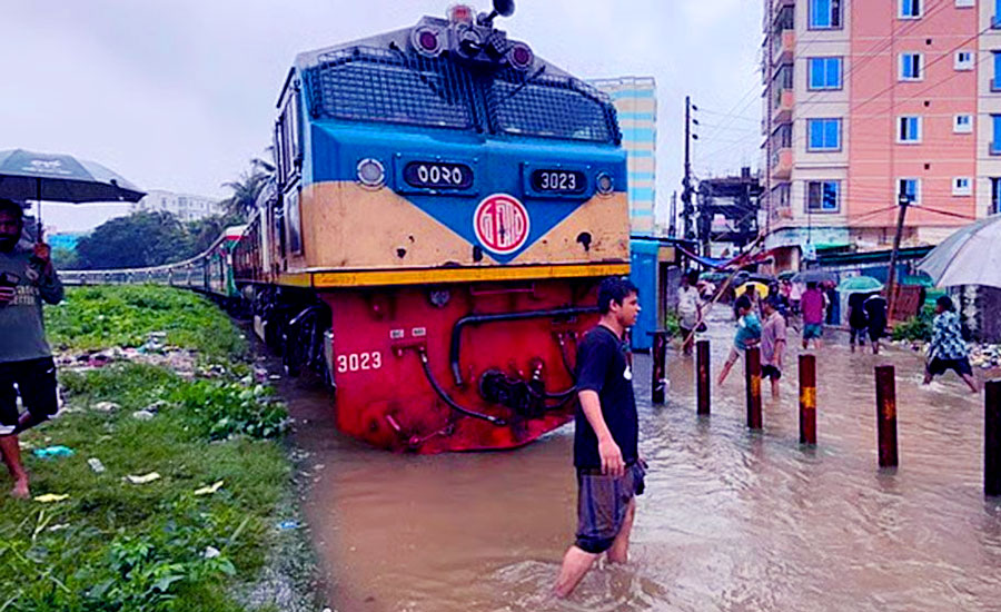 লাইনের পানি সরেনি, সারাদিন আটকা পর্যটক এক্সপ্রেসের যাত্রা মধ্যরাতে বাতিল