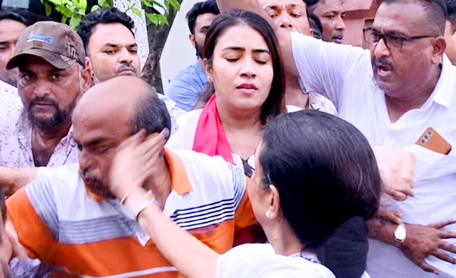 নিজ দলের কর্মীদের পেটালেন মমতা