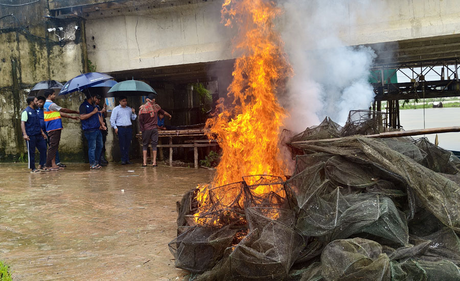 চেঙ্গী নদীতে রাতের অভিযানে দুই লাখ টাকার নিষিদ্ধ রিং জাল জব্দ