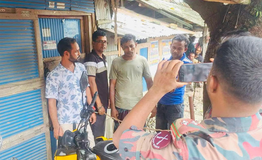 সাতক্ষীরার কলারোয়ায় বিজিবির অভিযানে  মাদক ও  দুই  মেম্বারসহ আটক ৪ 