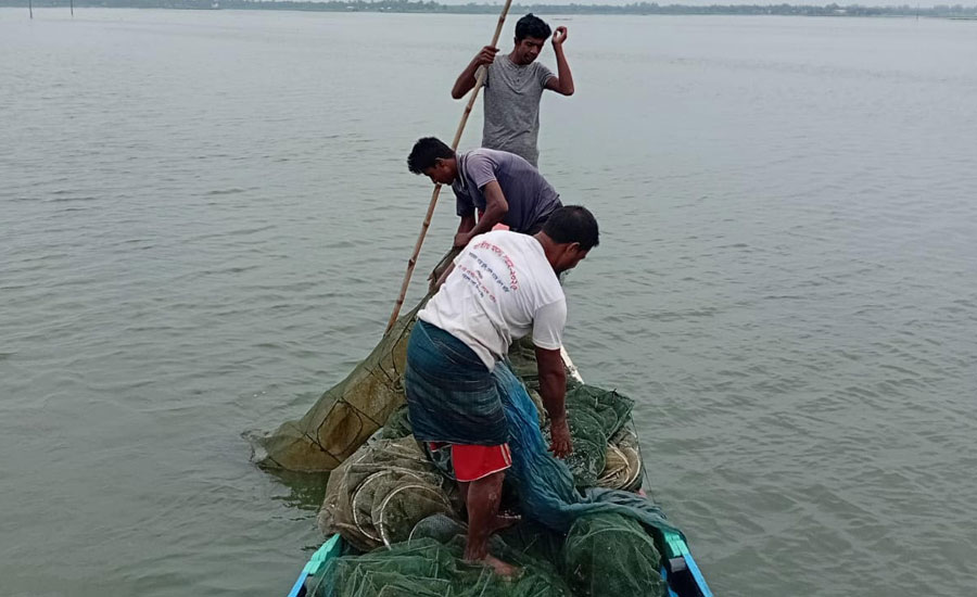 নলডাঙ্গায় অভিযান চালিয়ে ২৭টি চায়না দুয়ারি জাল জব্দ, জনসম্মুখে পুড়িয়ে ধ্বংস