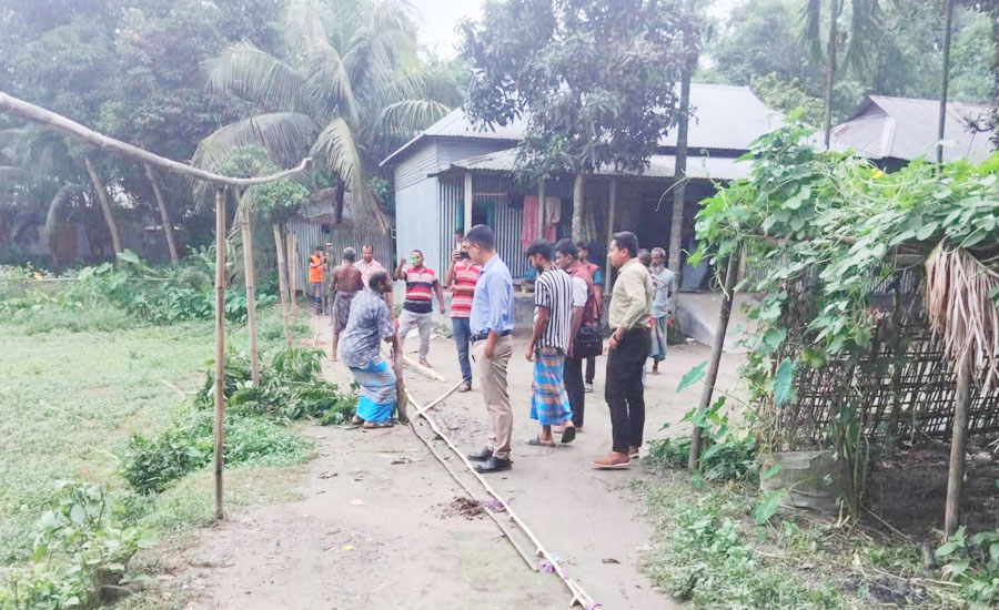 জামালপুরে মাদারগঞ্জে অবরুদ্ধ ১৮ পরিবার: বেড়া উচ্ছেদ করে রাস্তা খুলে দিল প্রশাসন