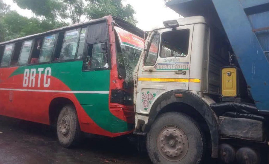 গোমস্তাপুরে  মুষলধারে বৃষ্টির কারণে বিআরটিসি বাস ও ড্রাম ট্রাকের মুখোমুখি সংঘর্ষ, আহত বেশ কয়েকজন