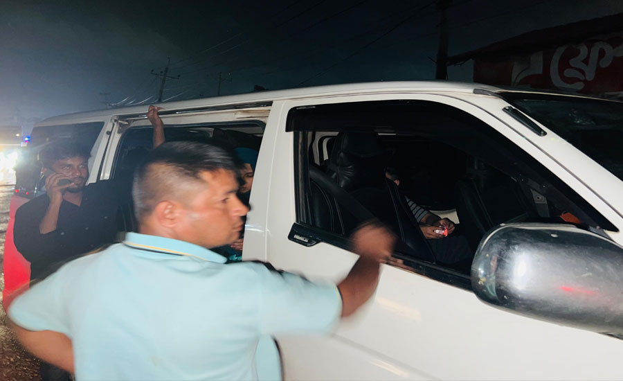 সোনারগাঁওয়ে চেকপোস্টের সামনেই প্রবাসীর গাড়িতে ডাকাতি, ৩০ লাখ টাকার স্বর্ণ লুট