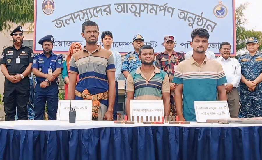 কোস্টগার্ডের কাছে আত্মসমর্পণ করল বড় জাহাঙ্গীর বাহিনীর তিন সদস্য
