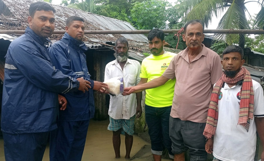 দুর্যোগে আশ্রয়কেন্দ্রে খাদ্য সহায়তা দিলেন শামসু রানা